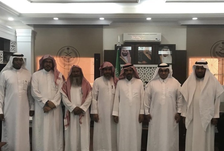 محافظ العلا المكلف يستقبل منسوبي جمعية الأسرة في مكتبه