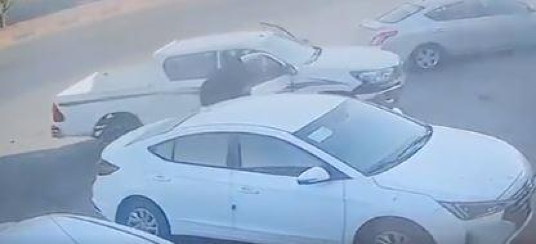 بالفيديو: شاب ينقذ عائلة انزلقت سيارتهم إلى طريق سريع في حفر الباطن
