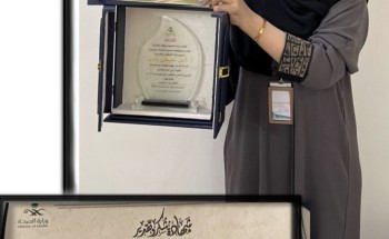 مدير عام مكافحة عدوى المنشآت الصحية يكرّم الزميلة أمل البشير مدير عام مكافحة عدوى المنشآت الصحية يكرّم الزميلة أمل البشير