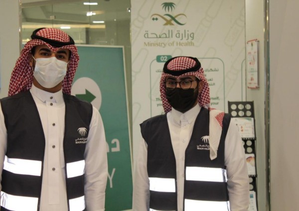 بالصور.. أبطال التطوع الصحي بالقريات في استقبال المراجعين