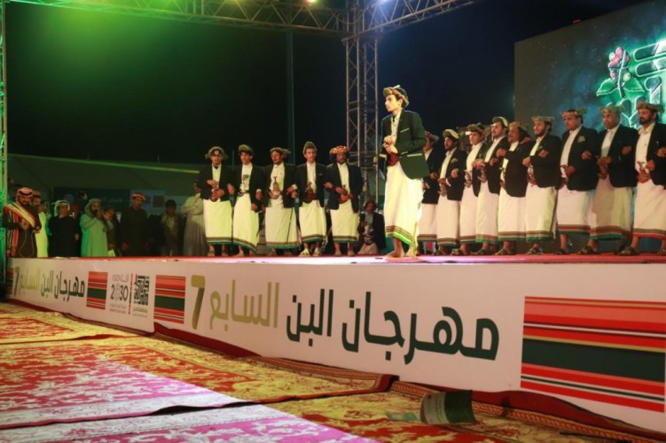 فرقة فيفاء الشعبية تنثر الإبداع في مشاركتها في مهرجان البن السابع
