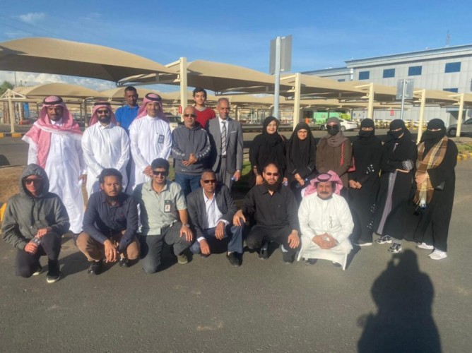 متطوعو جامعة الملك خالد وجمعية البر ووقف الوالدين ينفذون مبادرة تشجير في أبها بالتعاون مع كهرباء عسير