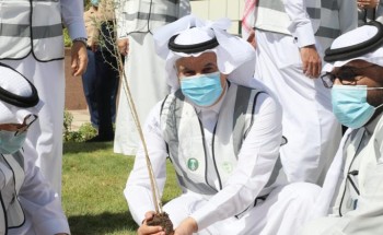 وزارة “البيئة” ومركز “الغطاء النباتي” يكملان زراعة مبادرة “لنجعلها خضراء” (10 ملايين) شجرة خلال ستة أشهر وزارة “البيئة” ومركز “الغطاء النباتي” يكملان زراعة مبادرة “لنجعلها خضراء” (10 ملايين) شجرة خلال ستة أشهر