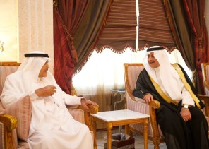 «أمير تبوك» يزور الشيخ أحمد الخريصي للاطمئنان على صحته
