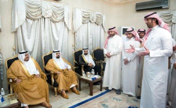 أمير الرياض بالنيابة يقدم العزاء في وفاة الشاعر حجاب بن نحيت