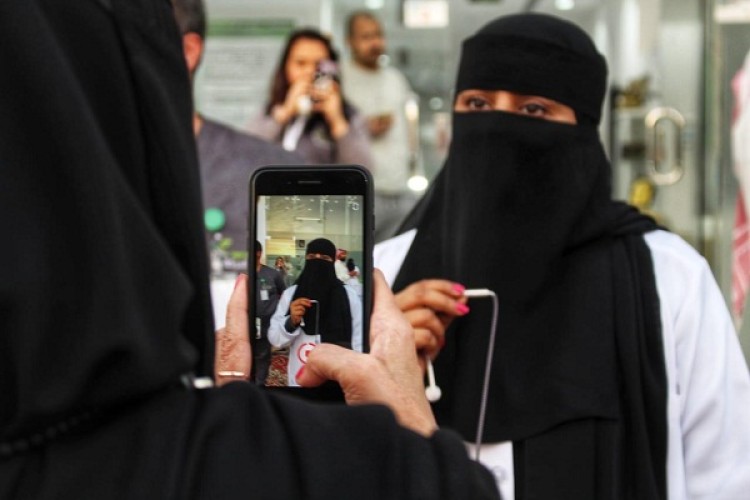 لقاء خاص مع “وضحى الهاجري” .. احساسي بمعاناة المريض قادني للعمل في المجال الطبي