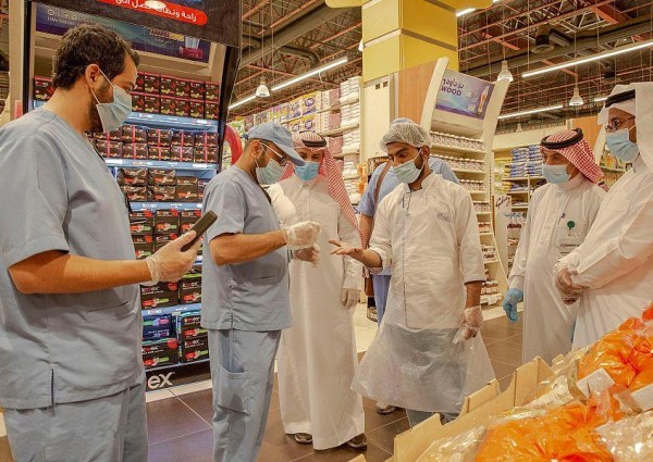 منها خلع الساعة والخاتم.. إرشادات صحية للعاملين في المنشآت الغذائية بالمدينة للوقاية من “كورونا”