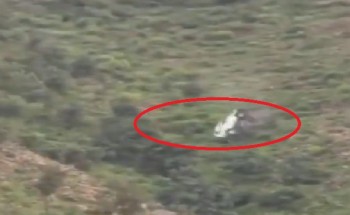 شاهد.. لحظة سقوط مركبة من أعلى قمة جبال منجد بـ”هروب”