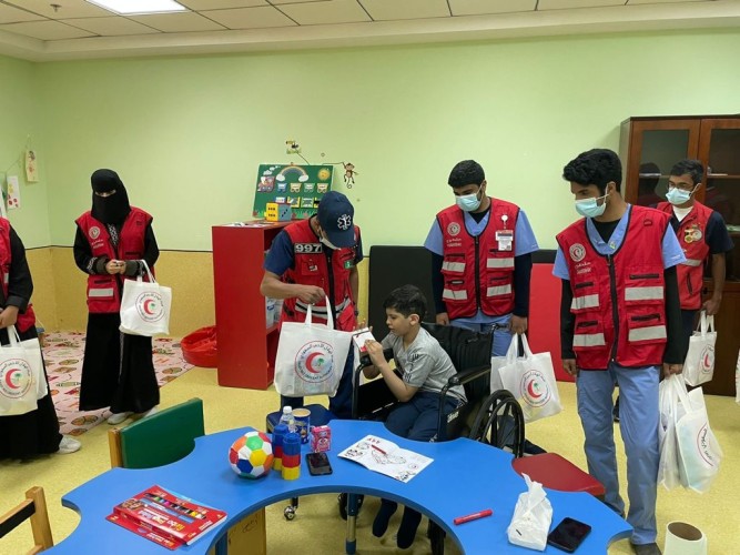 الفريق التطوعي بالهلال الاحمر في الباحة يزور مركز جمعية الأطفال ذوي الاعاقة احتفالا باليوم الوطني الـ 91
