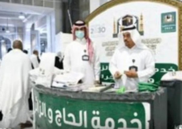 الرئاسة العامة لشؤون المسجد الحرام والمسجد النبوي تنفذ مبادرة “إهداء وضيافة” لقاصدي المسجد الحرام