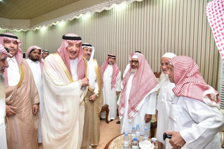 سمو أمير منطقة جازان يقدم التعازي في وفاة الشيخ عبده حكمي ..