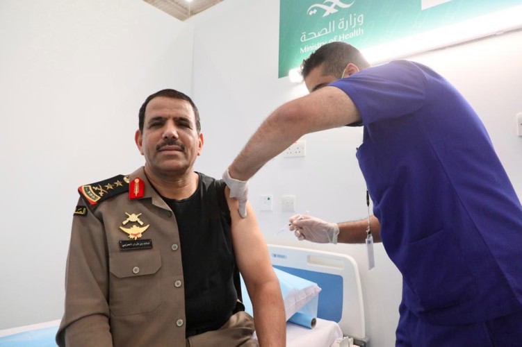 مدير الأمن العام الفريق أول ركن خالد بن قرار الحربي يتلقى الجرعة الأولى من لقاح كورونا