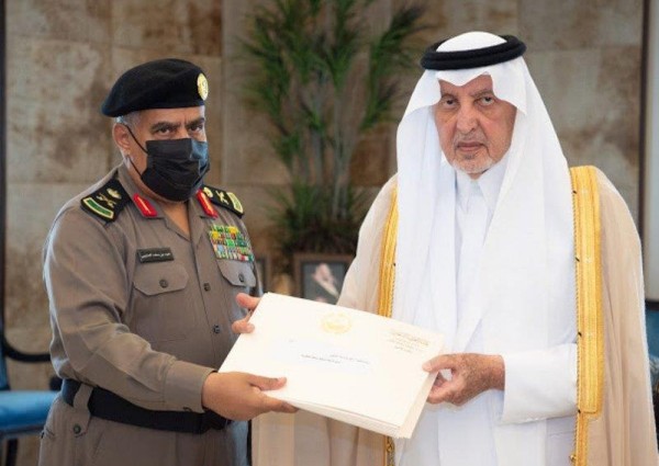 أمير مكة يكرم عدداً من رجال الأمن لجهودهم في إلقاء القبض على متورطين في جريمتي قـتل أمير مكة يكرم عدداً من رجال الأمن لجهودهم في إلقاء القبض على متورطين في جريمتي قـتل