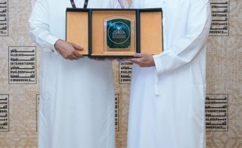 مدير مركز الدراسات الإنسانية والفلسفية بجامعة الملك خالد بالسعودية يكرم أحمد السماحي مدير مركز الدراسات الإنسانية والفلسفية بجامعة الملك خالد بالسعودية يكرم أحمد السماحي