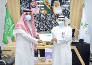 “وزير الصحة ” يكرم عدد من الموظفين المتميزين بصحة جازان “وزير الصحة ” يكرم عدد من الموظفين المتميزين بصحة جازان