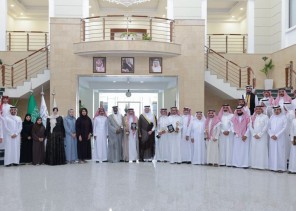 سمو محافظ الأحساء يكرّم الفائزين بمهرجان الخليج للإذاعة والتلفزيون عن مسلسل “خيوط المعازيب” سمو محافظ الأحساء يكرّم الفائزين بمهرجان الخليج للإذاعة والتلفزيون عن مسلسل “خيوط المعازيب”