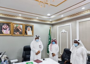 سعادة محافظ جزر فرسان يتسلّم التقرير الختامي لمنجزات مكتب التعليم
