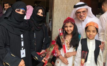 استقبال حجاج مصر بالورد والهدايا استقبال حجاج مصر بالورد والهدايا