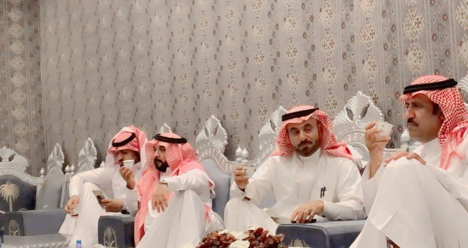 محافظ محافظة بقعاء “مناور شباب الشمري” يعزي الشيخ فرحان منور بن خزيم بوفاة والدة أبناء فرحان بن خزيم