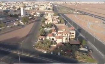 حوله إلى مضيف لعابري السبيل .. المواطن “نايل الشمري” يزيل حواجز منزله المجاور لجبل أجا المكتوب عليه “أهلا بكم في حائل”