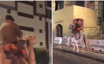 في مشهد غريب .. بالفيديو: رجل أمن يسير في شارع بمكة بـ”جمل” في مشهد غريب .. بالفيديو: رجل أمن يسير في شارع بمكة بـ”جمل”