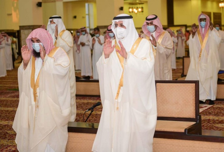 أمير تبوك يتقدم جموع المصلين لصلاة عيد الأضحى