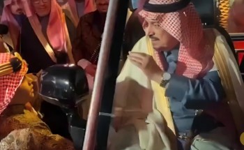 بالفيديو.. أمير الرياض يمازح طفل خلال احتفالية يوم التأسيس في قصر الحكم بالرياض: «وين الحباري اللي تهد عليه؟»