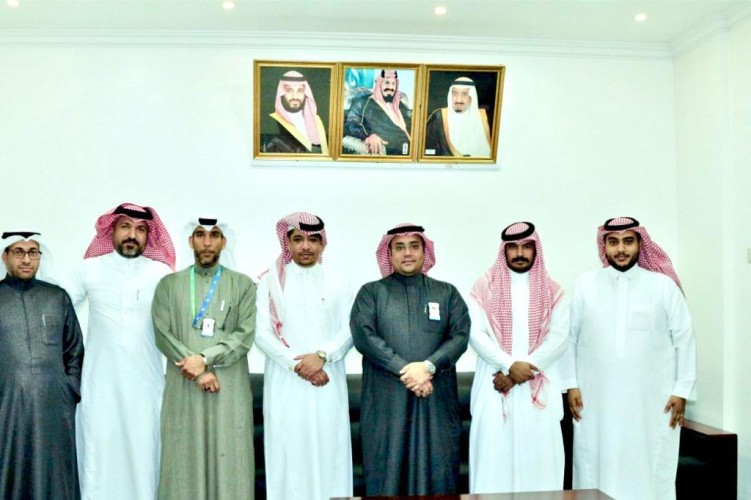 مدير عام بنك التنمية الاجتماعية بالاحساء يكرم مدير مكتب بريد سلوى