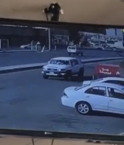 فيديو مروع.. سيارة تصدم وافداً وتطيح به في الهواء بالقصيم
