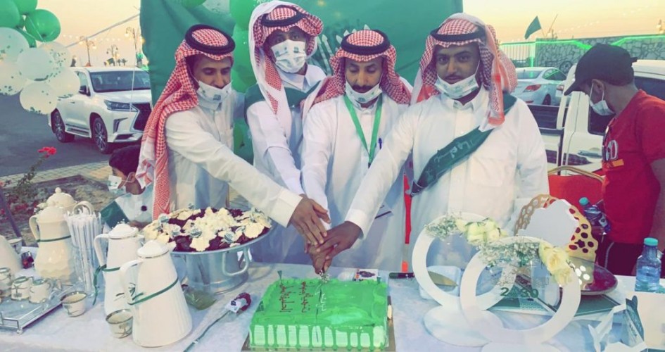 لجنة التنمية الاجتماعية الأهلية بالحليفة السفلى تحتفي باليوم الوطني وتوزع هدايا ومنشورات على المواطنين