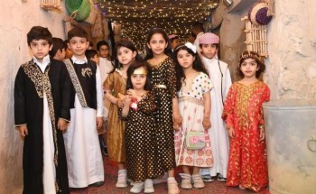 شارك فيها الصغار والكبار .. أهالي الأحساء يقيمون احتفالا شعبيا في عدد من المدن والقرى لاقتناء الحلويات والمكسرات شارك فيها الصغار والكبار .. أهالي الأحساء يقيمون احتفالا شعبيا في عدد من المدن والقرى لاقتناء الحلويات والمكسرات