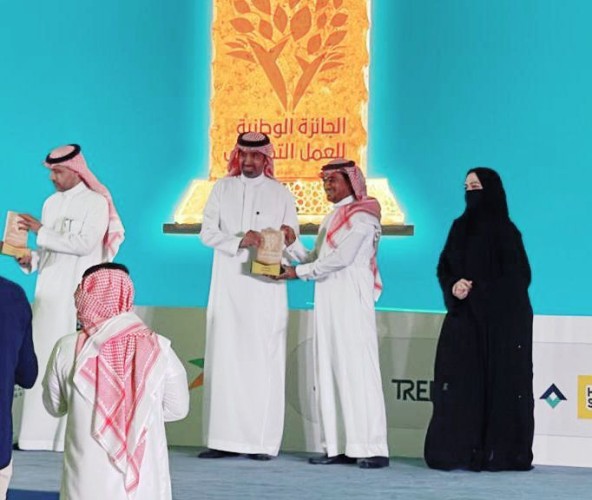وزير الموارد البشرية يكرم فريق فرسان الصفة التطوعي بجمعية التنمية بقباء