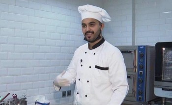 بالفيديو: الطبيب الطباخ يكشف كيف يتفرغ لـ”هوايته في الطبخ” بعد إنهاء عمله في العيادة بالفيديو: الطبيب الطباخ يكشف كيف يتفرغ لـ”هوايته في الطبخ” بعد إنهاء عمله في العيادة