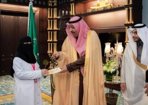 أمير الباحة يكرّم مواطنة أنقذت مصاباً في حـادث سير أمير الباحة يكرّم مواطنة أنقذت مصاباً في حـادث سير