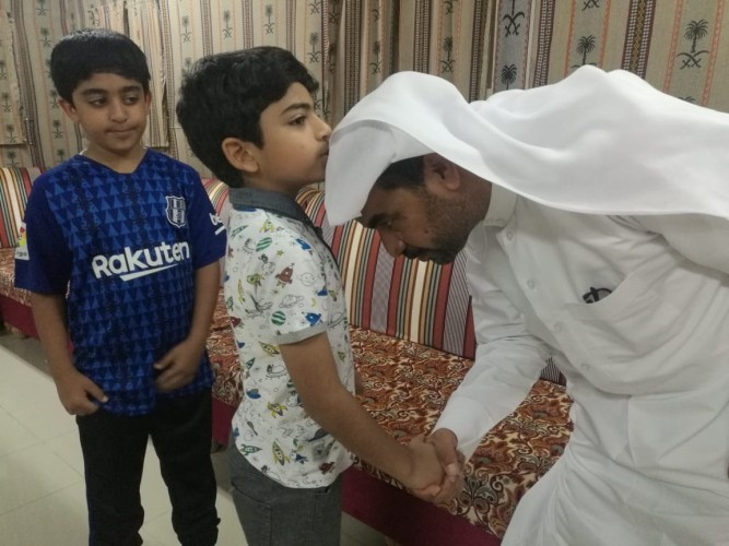 طلاب ابتدائية الفضل بن العباس بالهفوف يعزون معلمهم الضاعن في وفاة والدته