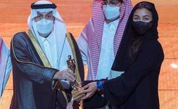 أمير الرياض يُكرم الفائزين بالجوائز الثقافية الوطنية.. والشيخ “العبودي” يُتوّج بـ”شخصية العام” أمير الرياض يُكرم الفائزين بالجوائز الثقافية الوطنية.. والشيخ “العبودي” يُتوّج بـ”شخصية العام”