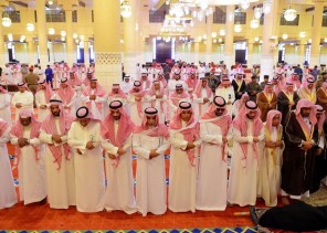 أمير منطقة الرياض يؤدي صلاة الميت على والدة صاحبة السمو الأميرة فاطمة بنت مساعد بن عبدالرحمن آل سعود أمير منطقة الرياض يؤدي صلاة الميت على والدة صاحبة السمو الأميرة فاطمة بنت مساعد بن عبدالرحمن آل سعود
