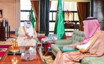 أمير منطقة تبوك يستقبل مدير الشؤون الصحية بالمنطقة