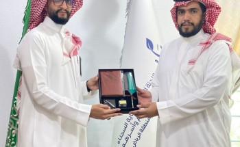 أبو جعب يحظى بتكريم من المهندس الأحمري تقديرًا لجهوده أبو جعب يحظى بتكريم من المهندس الأحمري تقديرًا لجهوده