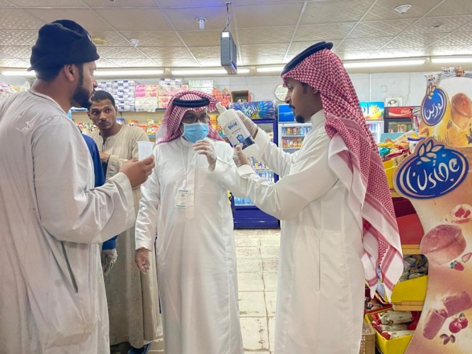 رئيس بلدية جوف بني هاجر يقوم بجولة ميدانية على المحلات التجارية للتأكد من الإجراءات الوقائية لمنع انتشار فيروس كورونا المستجد