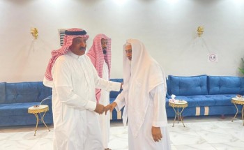 محافظ صامطة يزور أسرة “آل خيرات” ويُقدِّم واجب العزاء في فقيدهم محافظ صامطة يزور أسرة “آل خيرات” ويُقدِّم واجب العزاء في فقيدهم