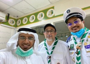 الاعلامي منصور نظام الدين يعاوده الحنين لارتداء الزي الكشفي لتوزيع السلال الغذائية الاعلامي منصور نظام الدين يعاوده الحنين لارتداء الزي الكشفي لتوزيع السلال الغذائية