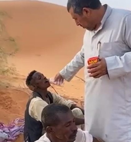 بحائل مواطن ينقذ وافدين تقطعت بهم السبل في صحراء النفود