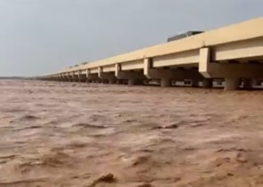 شاهد.. لحظة جريان السيول الغزيرة في وادي الرمة “شيخ الأودية” بالسعودية شاهد.. لحظة جريان السيول الغزيرة في وادي الرمة “شيخ الأودية” بالسعودية