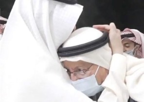 تداول فيديو على نطاق واسع لـ”الأمير عبدالعزيز بن سلمان” وهو يقبل رأس الخبير الاقتصادي عبد الله القويز تداول فيديو على نطاق واسع لـ”الأمير عبدالعزيز بن سلمان” وهو يقبل رأس الخبير الاقتصادي عبد الله القويز
