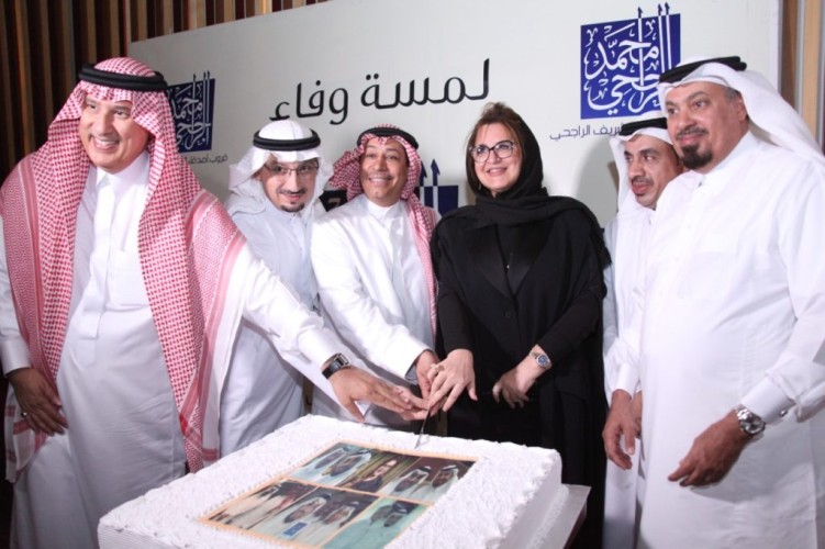 ملتقى اصدقاء الشريف الراجحي يكرم الفنان عبدالله رشاد و الشاعر ضياء خوجة