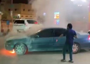 شاهد: مواطن ينقذ محطة وقود من كارثة محققة في الرياض بهذه الطريقة! شاهد: مواطن ينقذ محطة وقود من كارثة محققة في الرياض بهذه الطريقة!