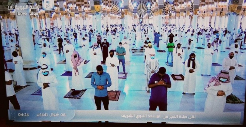 فيديو.. مشاهد روحانية من أول صلاة جماعة بالمسجد النبوي ومساجد المملكة بعد الإغلاق