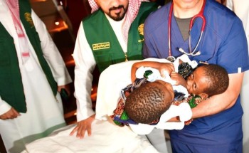 إنفاذًا لتوجيهات خادم الحرمين الشريفين وسمو ولي العهد .. وصول التوأم السيامي التنزاني “حسن وحسين” إلى الرياض إنفاذًا لتوجيهات خادم الحرمين الشريفين وسمو ولي العهد .. وصول التوأم السيامي التنزاني “حسن وحسين” إلى الرياض