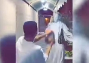 تداول فيديو لـ”شخص” يسكب سطل بوية على وجه عامل سوداني